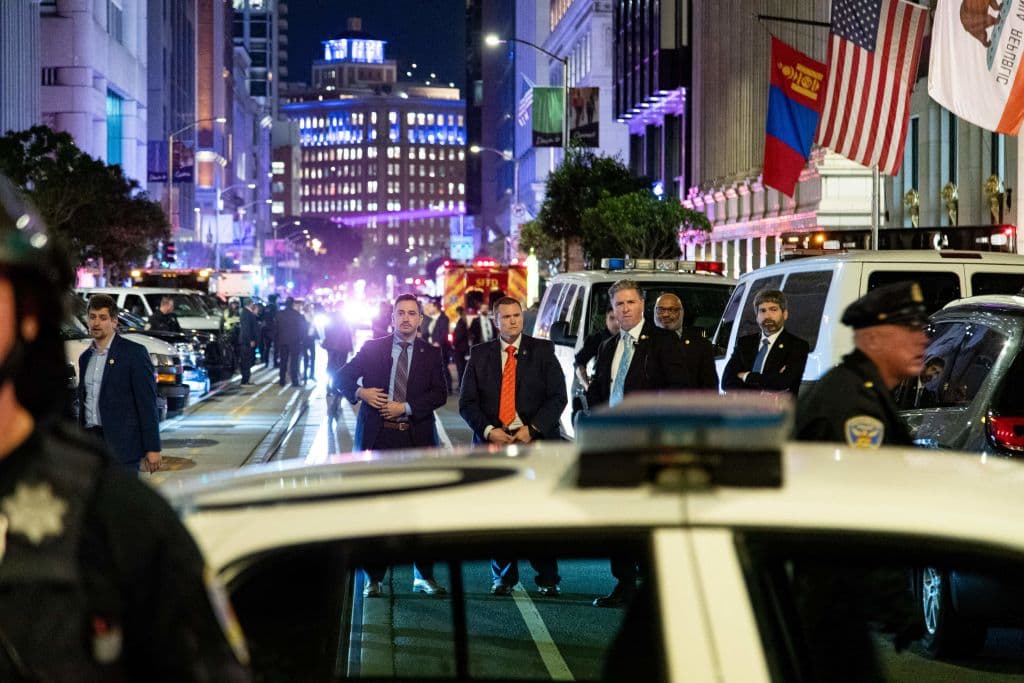 Muchos consideran que es un llamado a la paz y la igualdad, mientras que algunos judíos lo interpretan como una demanda de destrucción de Israel.