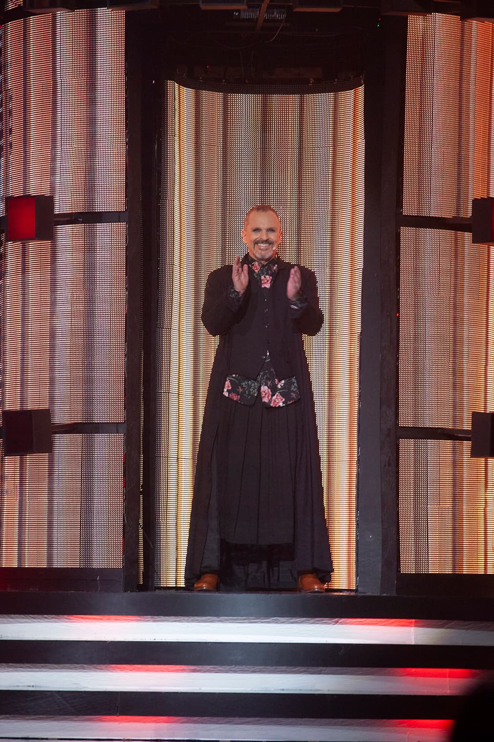 Este 3 de abril, Miguel Bosé cumplió 63 años de edad. 
<a href="https://www.univision.com/shows/pequenos-gigantes/miguel-bose-llega-a-los-63-anos-como-jurado-de-pequenos-gigantes-y-sin-comer-pastel-fotos" target="_blank">El festejado nos contó que celebraría sin comer pastel</a>.