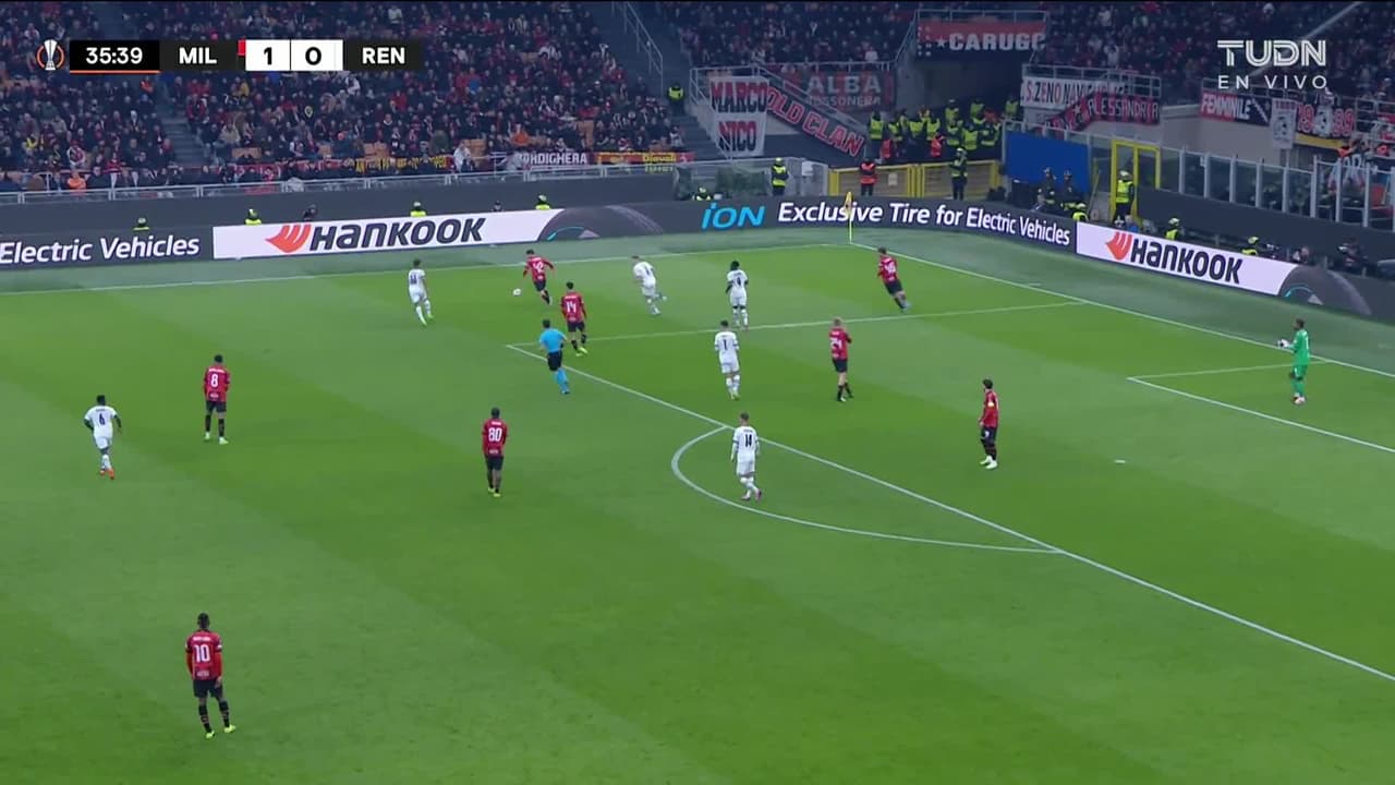 ¡TIRO ATAJADO! disparo por Olivier Giroud.