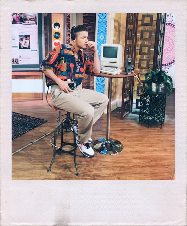 William Valdes: "Celebrando un #TBT por qué @premiosjuventud este año se va a a los años 60s, 70s, 80s & 90". (Mayo 12, 2016)