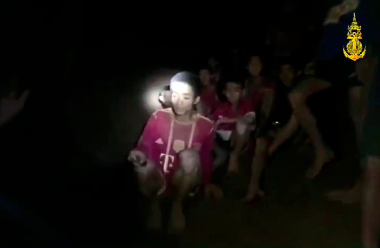 “¿Cuántos son ustedes?” preguntaron los resctistas al llegar a la caverna donde estaban los muchachos. “¡Trece! ”, respondió uno de ellos. Los 12 muchachos de entre 11 y 16 años de edad y su entrenador de 25 años estaban desaparecidos desde hace 10 días.