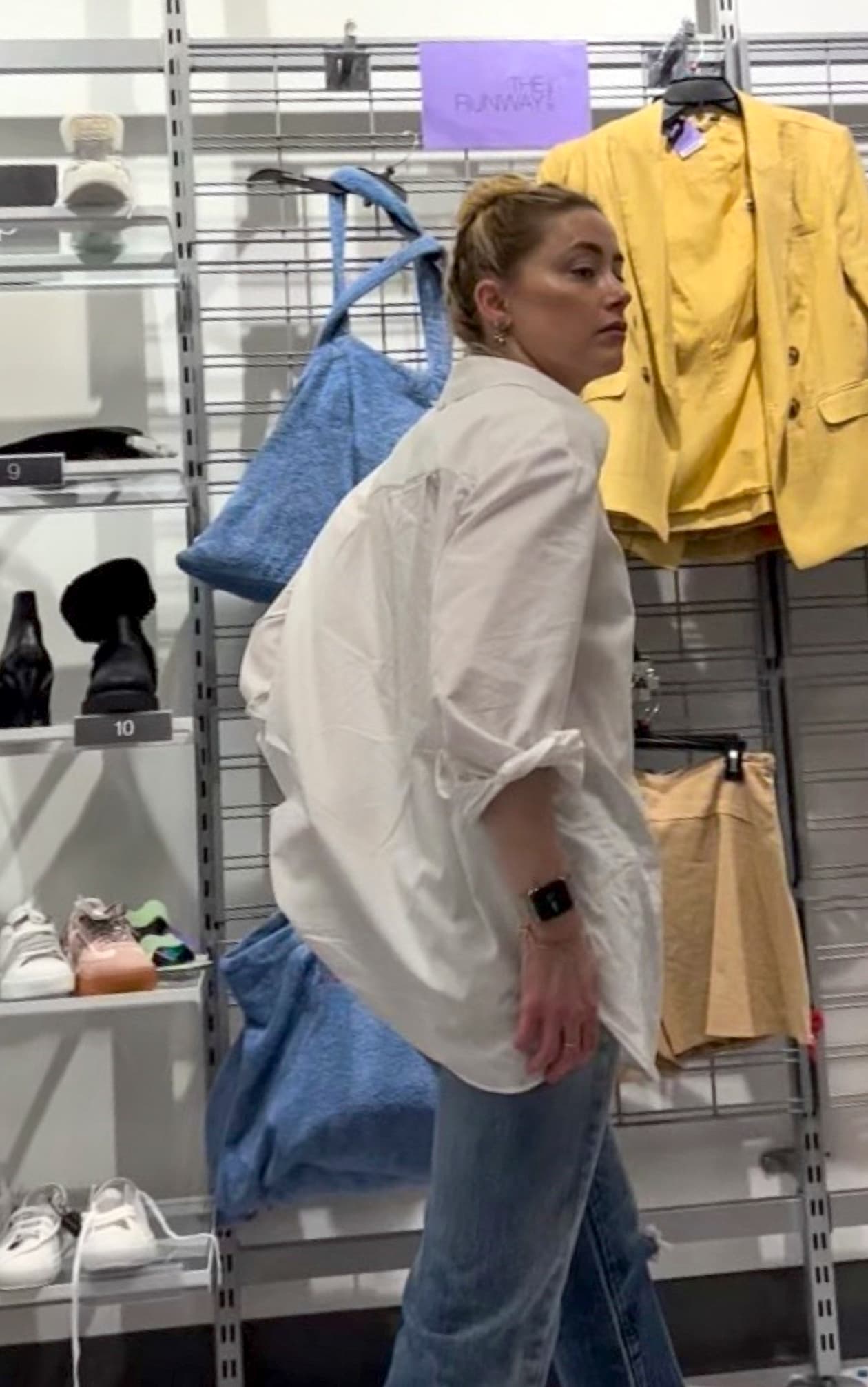 De acuerdo con datos de 
<b>Despierta América</b>, estaba junto a su hermana Whitney. 
<br>