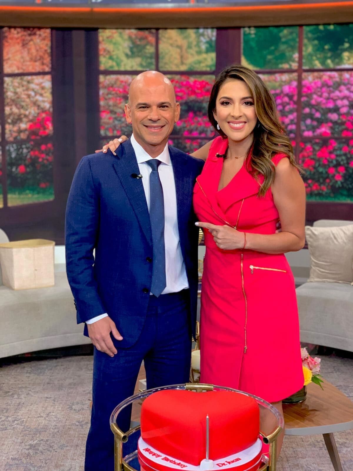 El Dr. Juan Rivera agradeció en sus redes por la sorpresa de esta mañana y lo bien que la pasó: "¡Gracias a mi familia de @despiertamerica y a @elgeorgeharris por una mañana de mi cumpleaños muy divertida!"