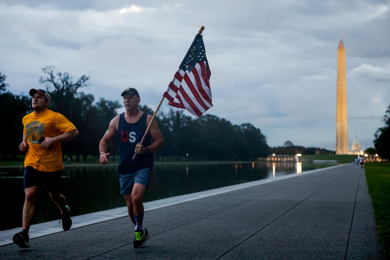 El hacer ejercicio por la zona, un hombre llevaba consigo una bandera de Estados Unidos.