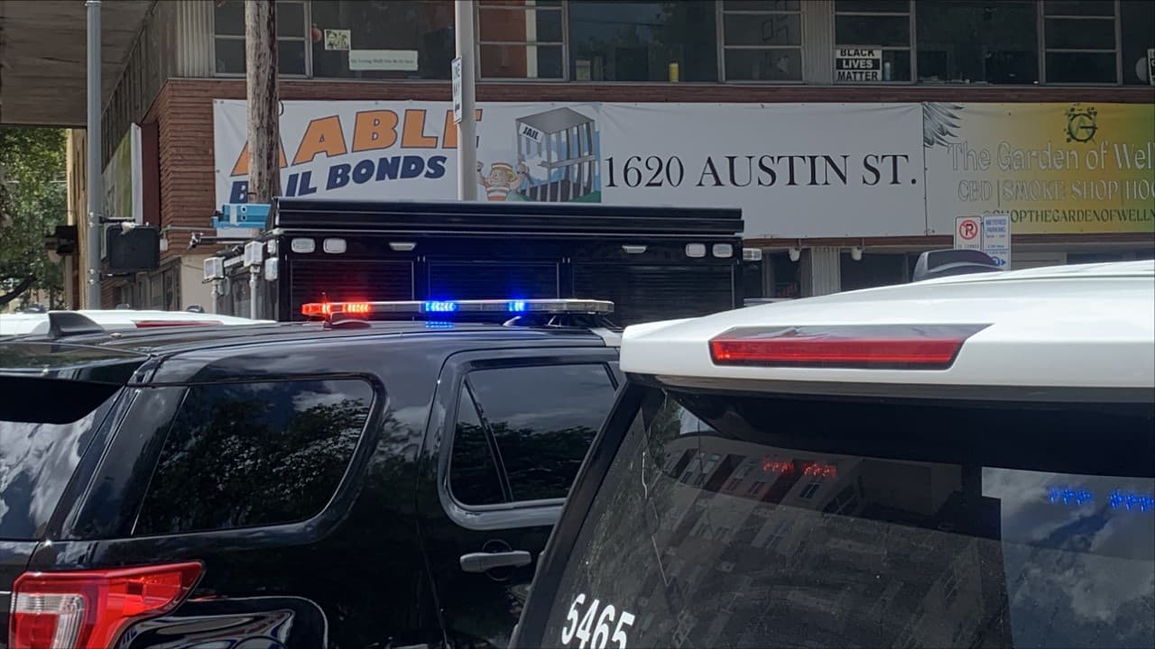 Agencias de seguridad mantienen cercado la casa de fianza este miércoles.