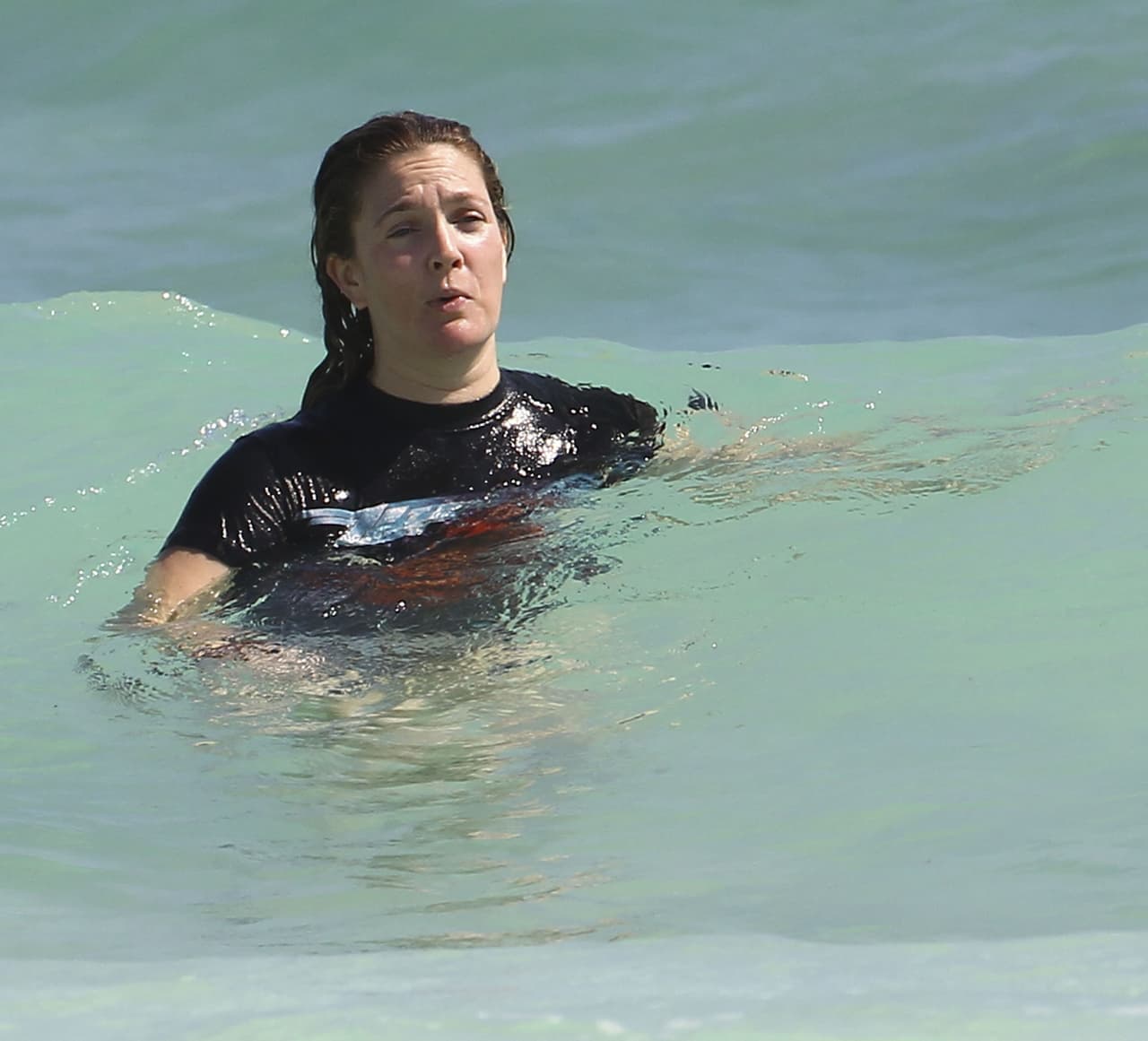 Drew luchando un poco con las olas