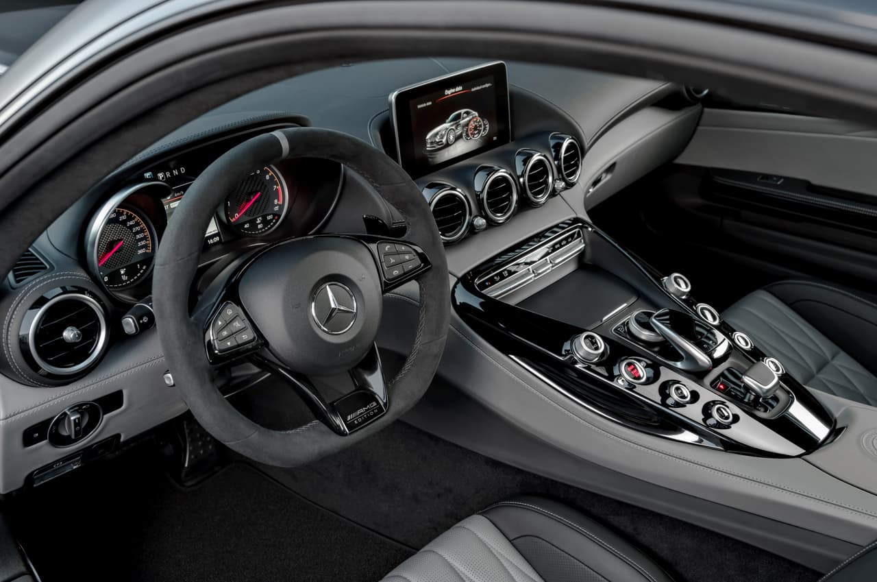 En el interior de los modelos ‘Edition 50’ se observa un contraste permanente entre los colores negro y plateado en cada detalle incluyendo en la 
<b>utilización abundante del cuero nappa</b>. Como si el interior de la familia AMG GT no fuese ya lo suficientemente espectacular y excesivo. Siempre hay alguien que quiere más.