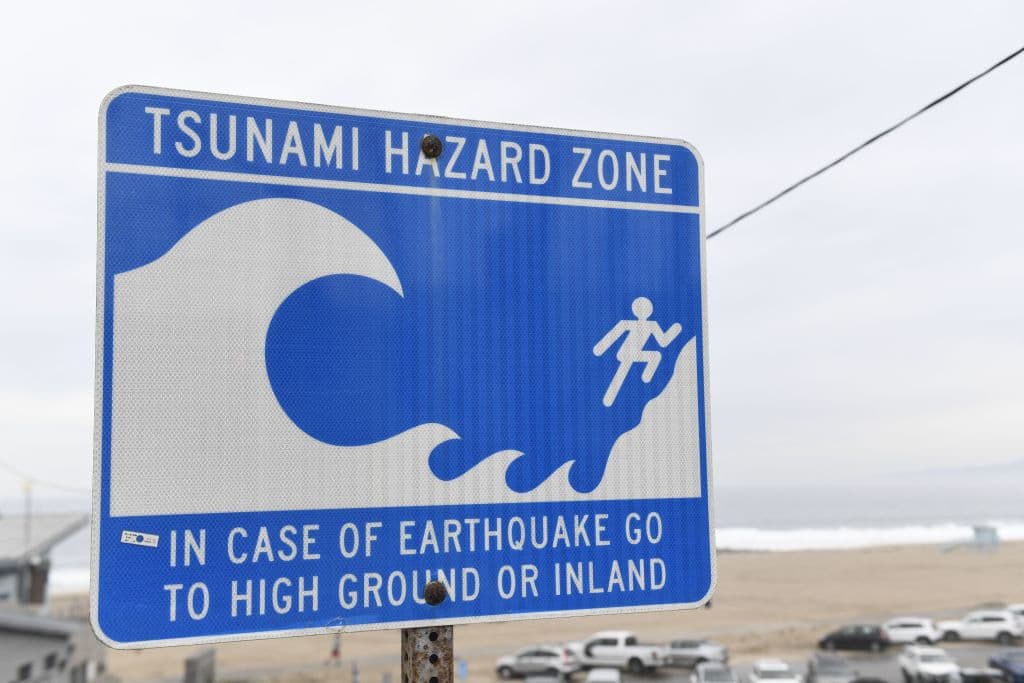 Tras la erupción, los habitantes de las islas Tongas huyeron el sábado hacia las alturas ante el tsunami provocado. En la foto, una señal de aviso de tsunami en California.