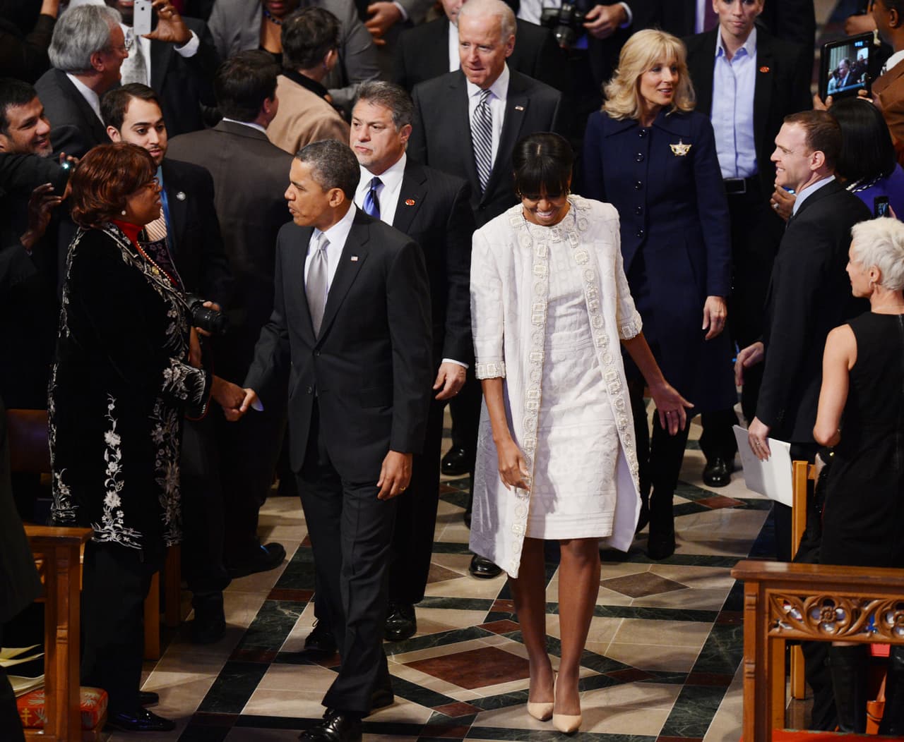 La relación estrecha de este diseñador con la Casa Blanca no solo se suscribe a los vestidos de gala. En ocasiones como el "Prayer Service" en la Catedral Nacional de Washington en 2013, Michelle Obama ha querido lucir impecable, sencilla pero exquisita con trajes en 'color blocking' pero llenos de bordados como este de vestido y chaquetón creado por el diseñador.