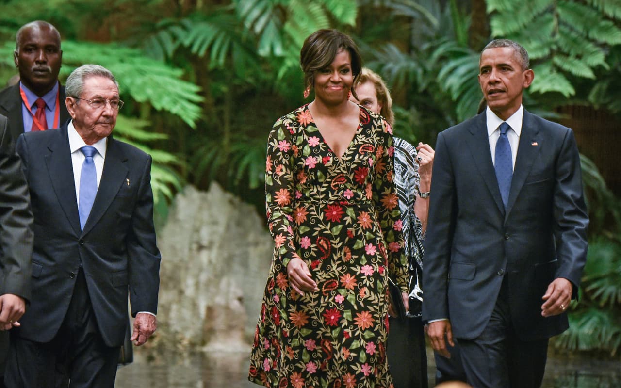Lejos de los pronósticos de que Michelle Obama elegiría a un diseñador cubano americano como Narciso Rodríguez o Isabel Toledo para la emblemática cena en Cuba con Raúl Castro, la Primera Dama volvió a optar por el hombre que ha hecho de su delicado trabajo de bordados un emblema. En esta ocasión, la razón de que el vestido no hiciera el guiño político con la isla obedecía a no tocar un punto tan álgido como es el de la migración cubana a los Estados Unidos. Así, navegando en latitudes muy lejanas Michelle eligió un vestido de la colección pre-fall 2016 del creador indio.