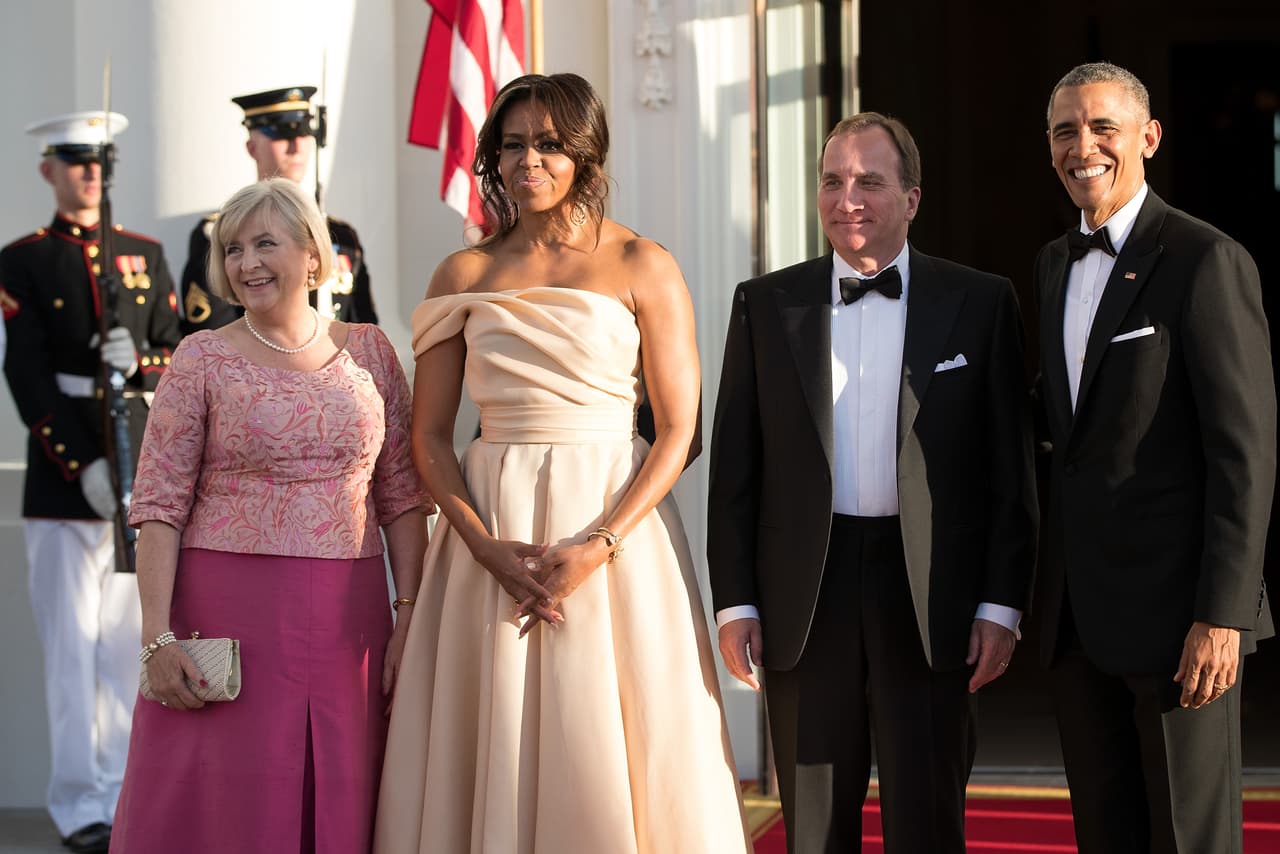 Con un top drepeado y desestructurado, un grueso cinturón de cinta que creaba un corte a la cintura y una falda amplia como de princesa, Michelle Obama se robó toda la atención de la cena que convocó al presidente de Finlandia, el primer ministro de Noruega, Suecia, Dinamarca e Islandia.