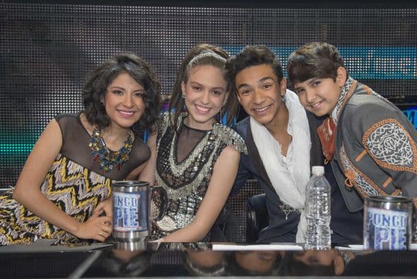 Caras graciosas, bromas, muestras de afecto y selfies con los fans, de todo pasa en el backstage y los famosos lo saben. Mira todo lo que no pudiste ver en la gala cinco de Me Pongo De Pie.