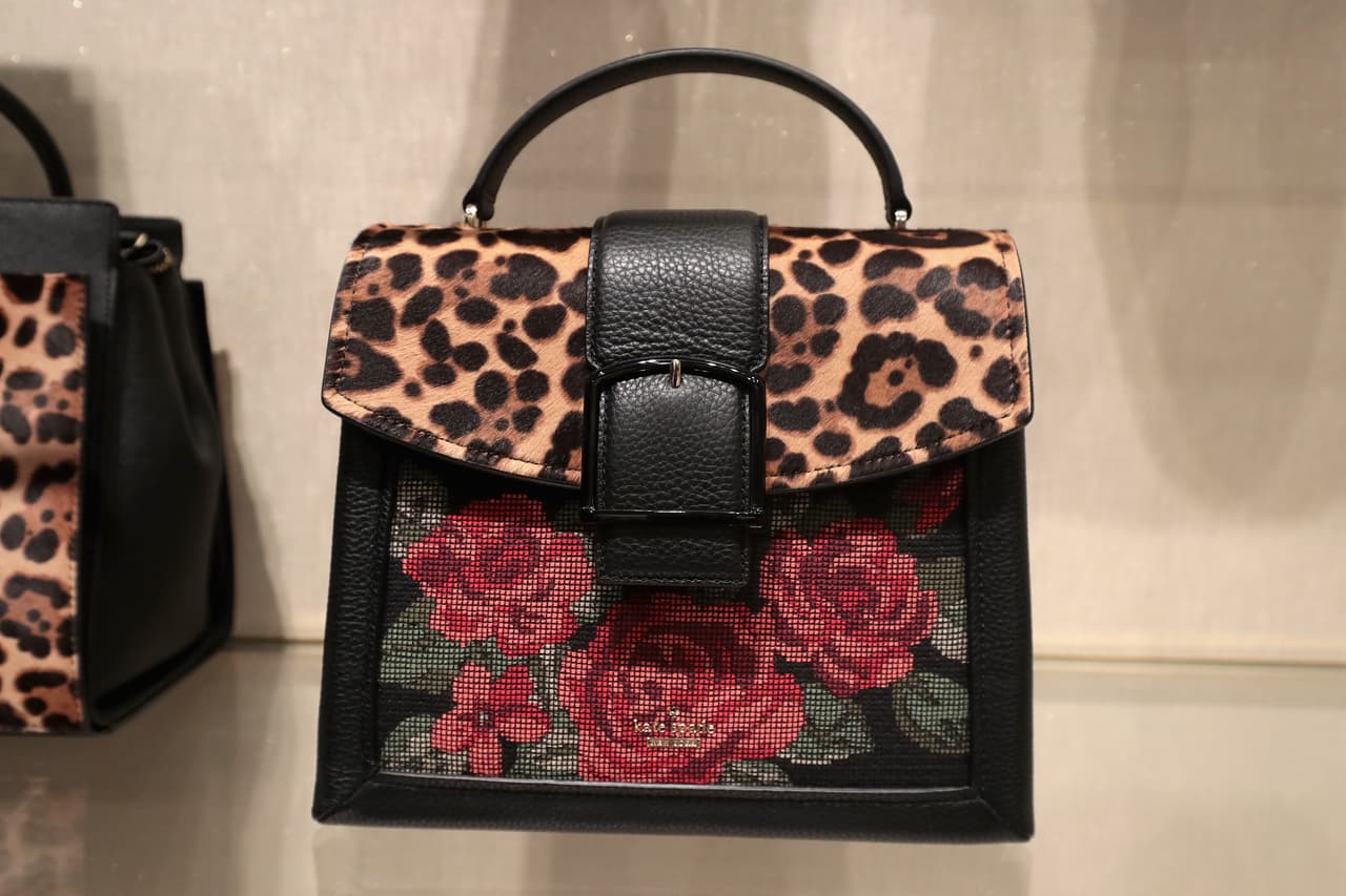 La diseñadora, que nació en Kansas City, empezó a diseñar accesorios frustrada porque los complementos para mujeres no contemplaban 
<b>estilo y funcionalidad</b>. También carecían de estilo y personalidad. Por eso, 
<b>dotó sus bolsos de color</b> y picardía como lo muestra la bolsa en esta imagen.