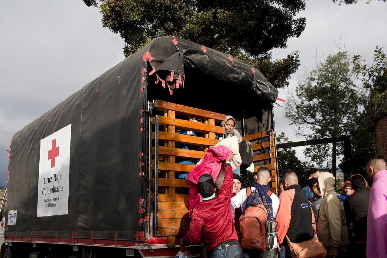 Los venezolanos, que salen de su país sin dinero, usan cualquier medio de transporte a su alcance para avanzar en el camino. Hacen tramos a pie, otros en autobús, o suben a cualquier vehículo que se ofrezca a llevarlos. En la imagen, un camión de la Cruz Roja colombiana con ayuda humanitaria transporta a migrantes venezolanos a la frontera.