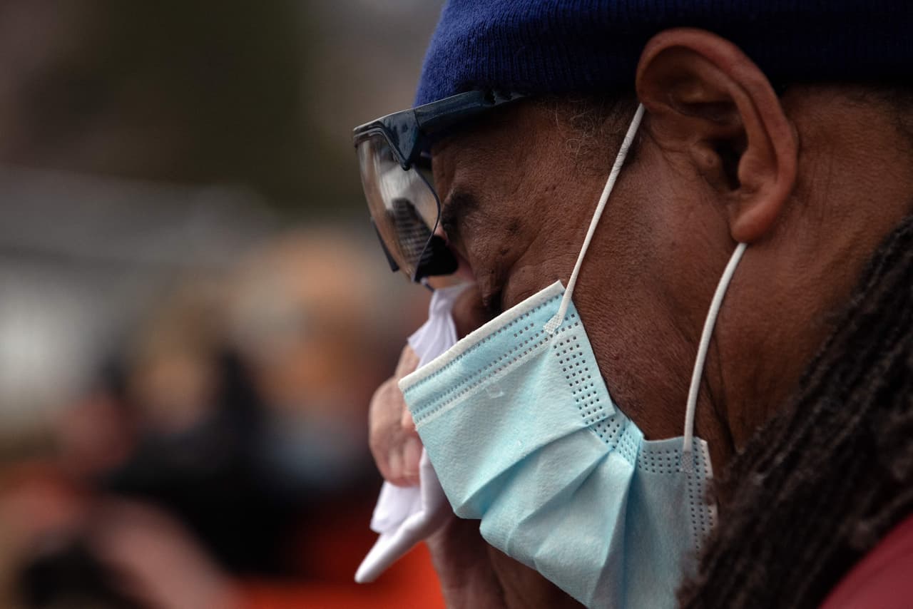 Thomas Windham, un residente de Boulder de 52 años, llora al rendir respetos a las víctimas del tiroteo. Hasta ahora se desconoce cuál fue el motivo del atacante. "El asesino, su nombre, vivirán en la infamia. Hoy es un día para recordar a las víctimas. 
<a href="https://www.univision.com/noticias/tiroteos/tiroteo-colorado-boulder-identifican-victimas-sospechoso">¿Por qué pasó esto? Aún no tenemos la respuesta</a> pero esa información llegará",
<b> </b>dijo el fiscal de distrito del condado de Boulder, Michael Dougherty.