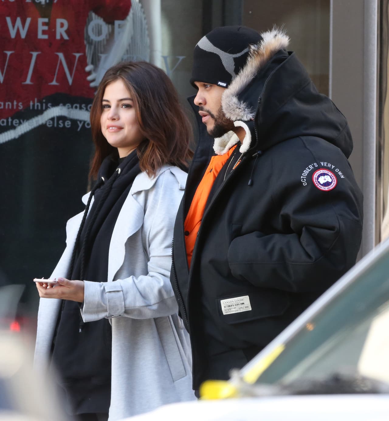 Selena Gomez y The Weeknd no ocultaron su amor mientras paseaban tomados de la mano en un romántico día de shopping en Toronto, Canadá.