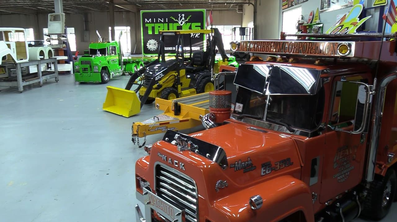 El mocano Luis Daniel Lorenzo es el creador de 
<a href="https://www.facebook.com/minitruckspr/?epa=SEARCH_BOX" target="_blank">Mini Trucks Puerto Rico</a>. "Los inventos de nosotros como tal, son completamente funcionales, aquí no hay nada de lujos. Todos tienen sus señales, luz larga, luz corta, aire acondicionado, un camión real, pero en miniatura", explica Lorenzo.