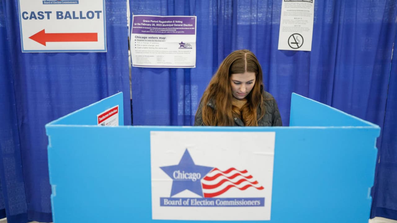 Pagos de hasta $385: ofrecen trabajo a residentes de suburbios para elecciones en Chicago