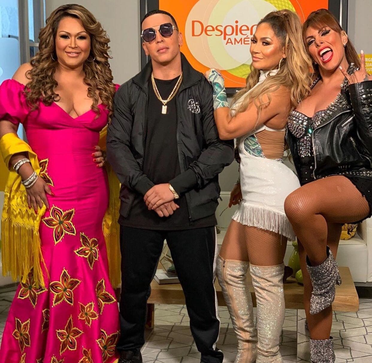 Los imitadores de Daddy Yankee, Alejandra Guzmán, Jenni Rivera, Shakira, JLo y Laura León llegaron a la casa de Despierta América y doña Meche se encargó de darles presentarlos a la audiencia del show.