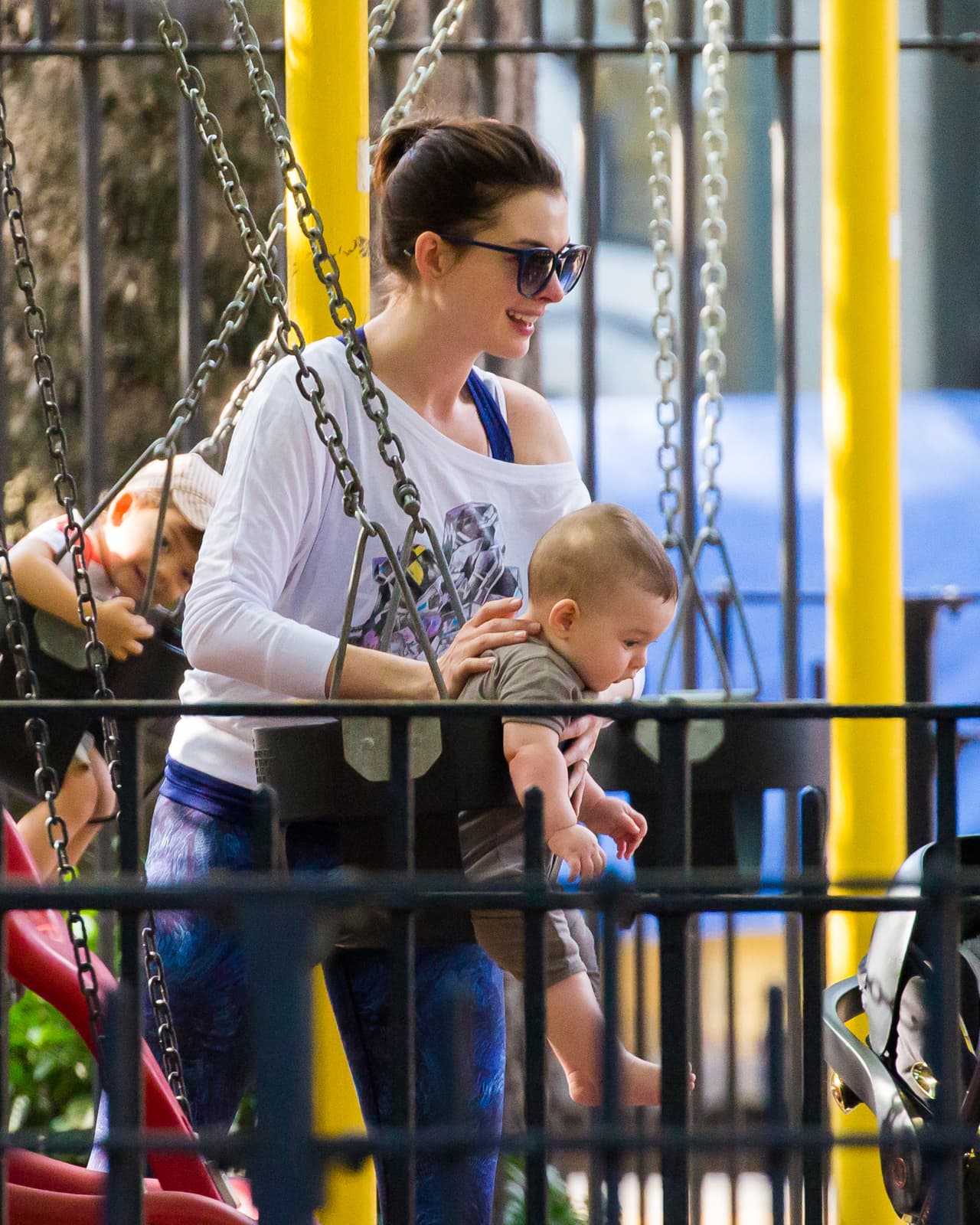 Y Anne se aventuró a poner a su pequeñín en un columpio.