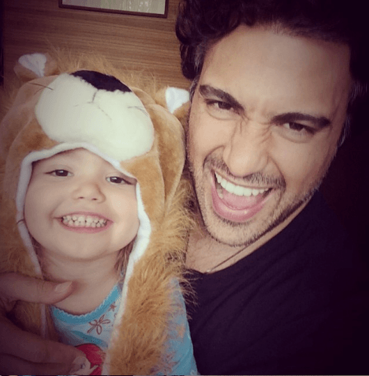 La pequeña Elena siempre disfruta de la compañía de papá.