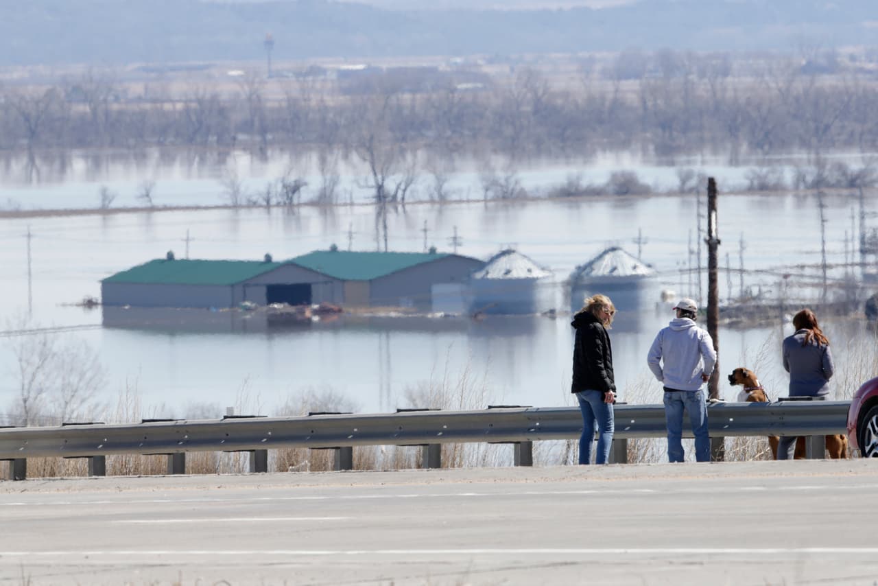 Los viajeros visitan el desbordado río Missouri cerca de Platteview, Nebraska, mientras
<a href="https://www.univision.com/noticias/estados-unidos/tras-el-paso-del-ciclon-bomba-varios-estados-del-medio-oeste-sufren-historicas-inundaciones" target="_blank">las inundaciones cubren las carreteras y las tierras de cultivo circundantes. </a>