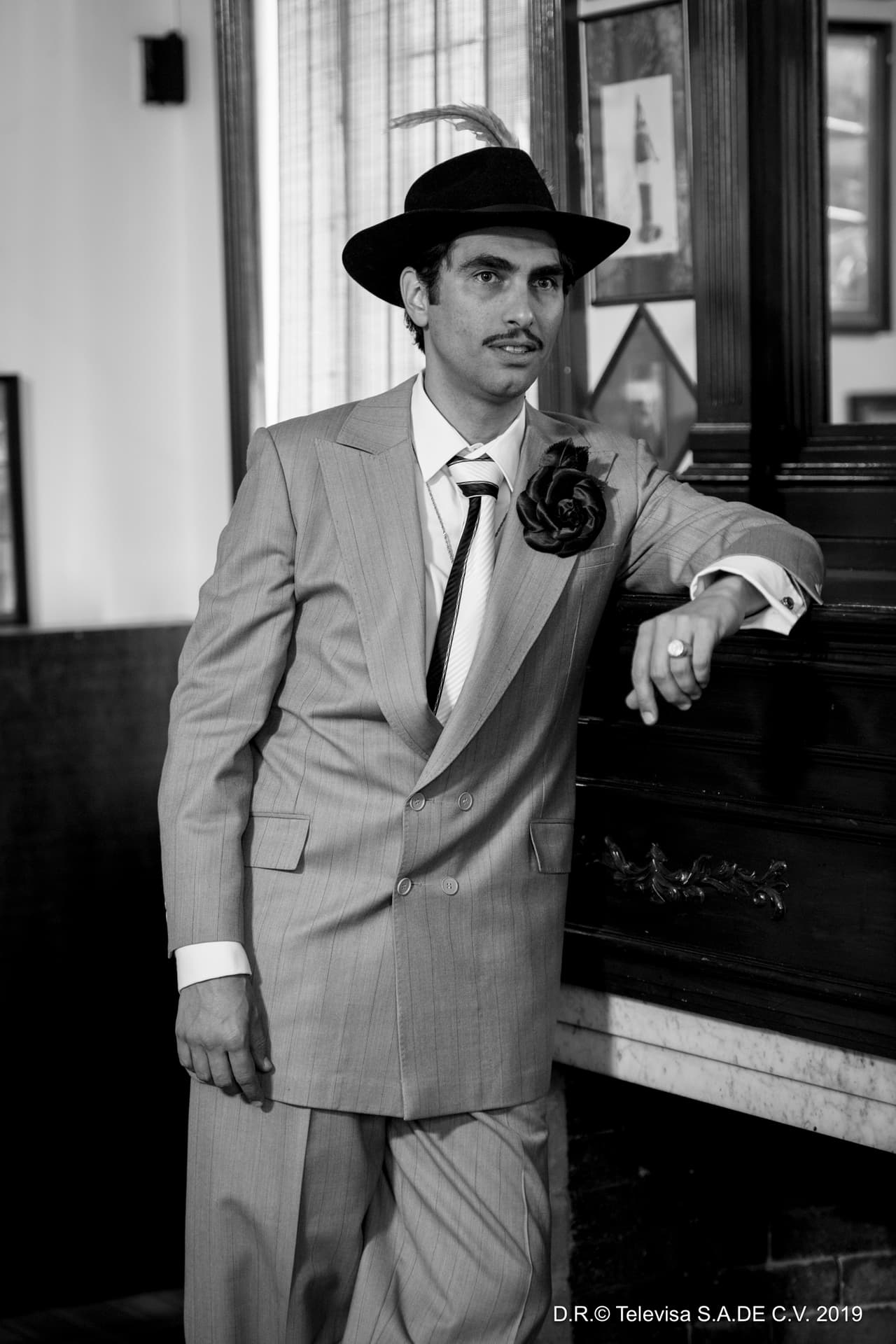 La cinta 'El rey del barrio' fue uno de los mayores éxitos del fallecido actor, ahí daba vida a un hombre que se hacía pasar por un gran mafioso, y que vivía enamorado del personaje de Silvia: Carmelita.