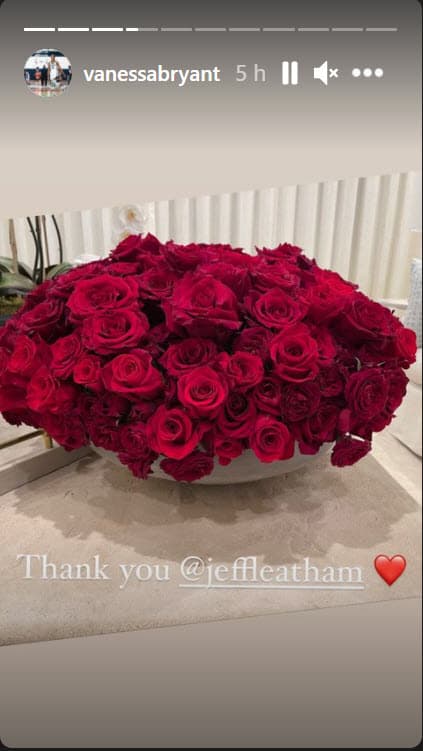 Además, el florista favorito de las Kardashian, Jeff Leatham, también le envió este detalle.
<br>