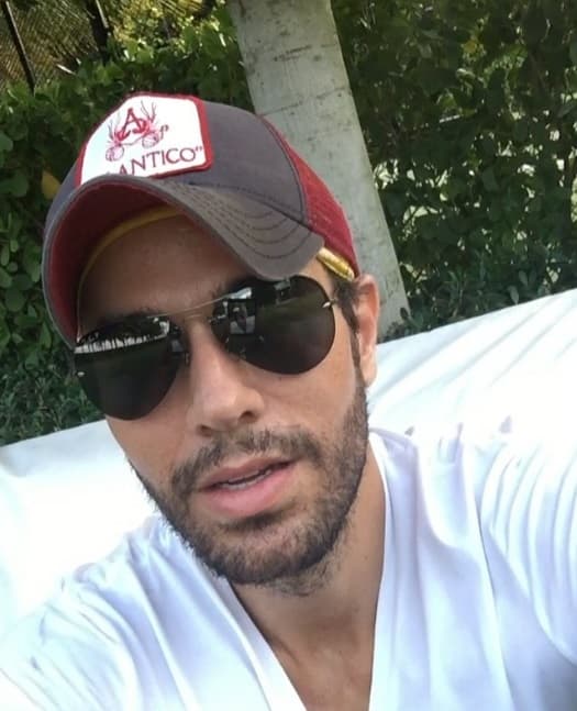 Para llevar sus gorras también usa sus gafas oscuras. Enrique es fanático de este accesorio y lo colecciona.