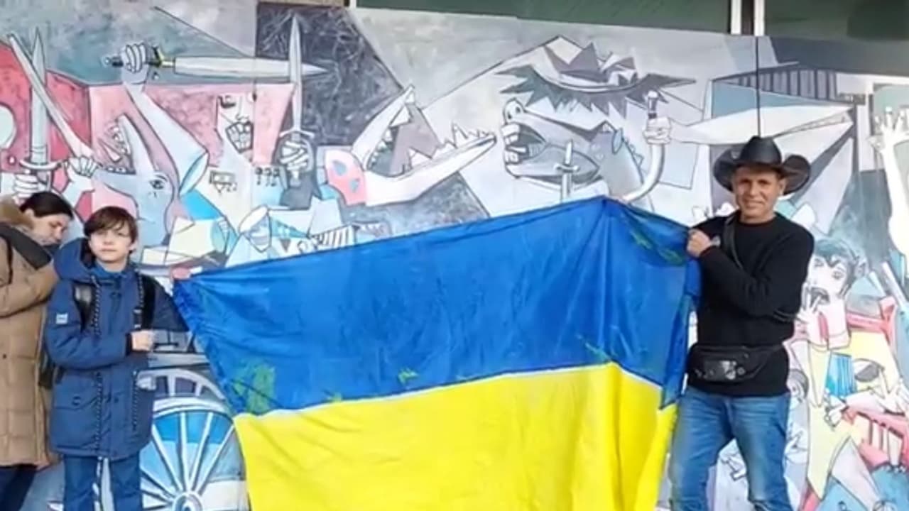 Artista mexicano se une a refugiados ucranianos y pinta murales en contra de la invasión rusa