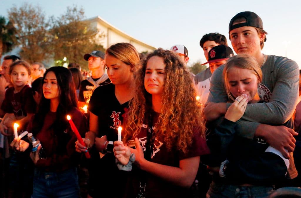 Tras el impacto de la masacre de Parkland, legisladores estatales de Florida, 
<a href="https://www.univision.com/noticias/march-for-our-lives/los-adultos-debemos-dar-un-paso-al-lado-adolescentes-lideran-una-marcha-historica-contra-las-armas-en-washington-dc">presionados por el movimiento liderado por los estudiantes sobrevivientes de ese tiroteo masivo</a> ('March four Our Lives) comenzaron a aprobar una legislación para restringir el acceso a las armas. En general, en muchos estados de todo el país, incluidos 14 con gobernadores republicanos, se promulgaron 50 nuevas restricciones al acceso a las armas, que iban desde prohibir los dispositivos aceleradores de disparos (como el que usó el atacante de Las Vegas) hasta permitir que las autoridades desarmen temporalmente a las personas potencialmente violentas. Pero en otros siete estados, legisladores estatales lograron incluso expandir el acceso a las armas.