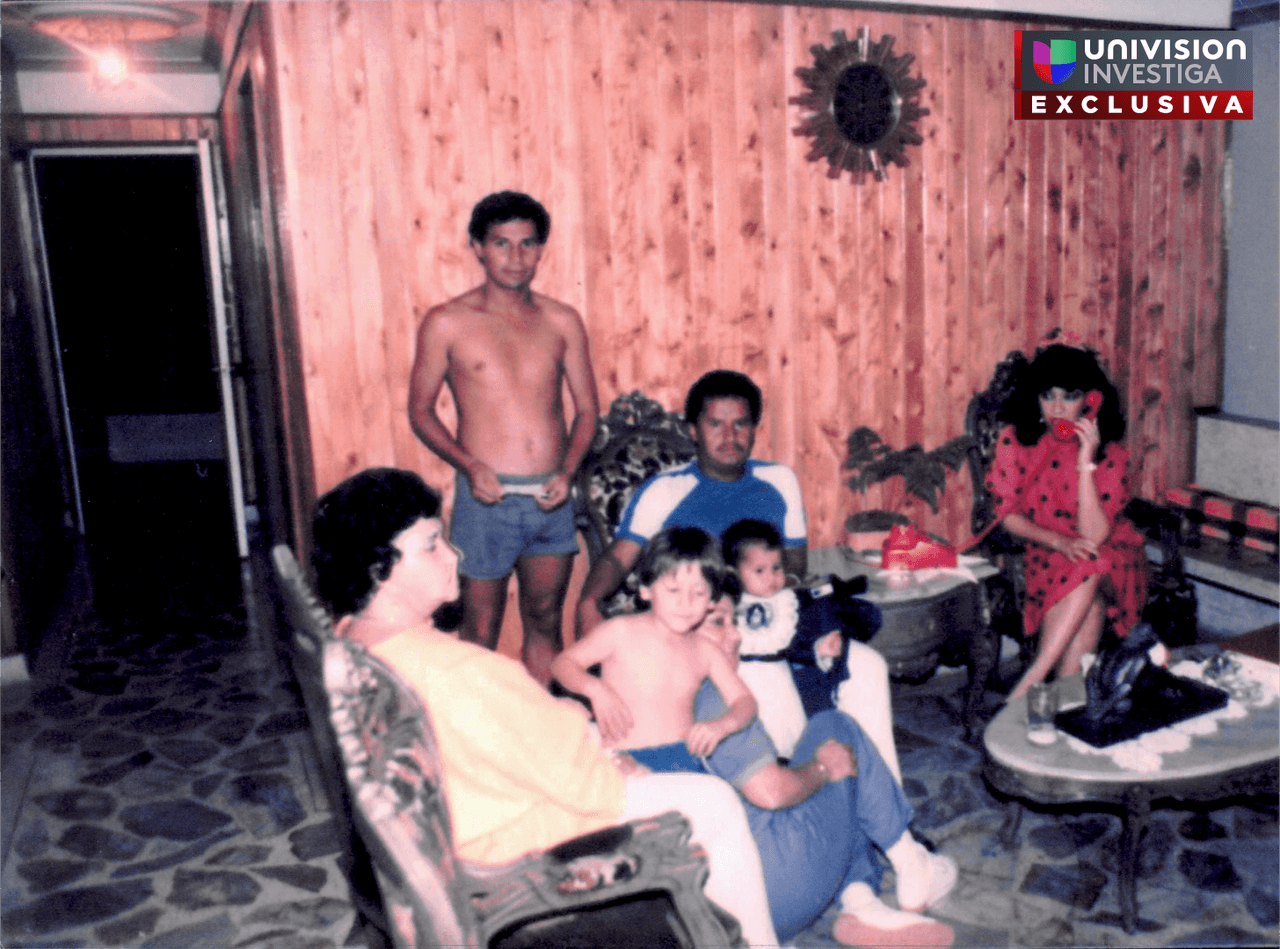 Casa de los Escobar Urquijo. De pie Darío alias 'El Pana' o 'Panadero'. Sentada en el piso Ligia Urquijo. Darío Uzma, sentado con camiseta azul. Hablando por teléfono, Gloria Alzate Urquijo, hermana de Carlos Mario Alzate Urquijo, 'El Arete'.