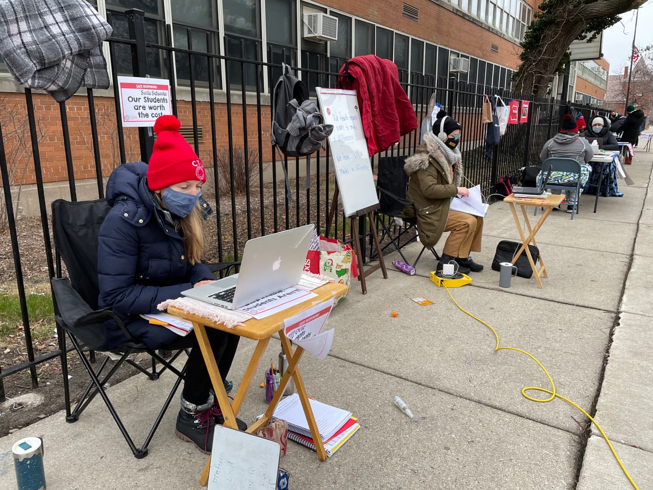 Esto como una manera de solidarizarse con los maestros de preescolar y educación especial quienes dicen, no tuvieron la opción de seguir trabajando desde casa.
<br>