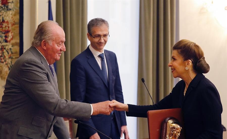 Marta Reinhart recibió el premio de manos del rey emérito Juan Carlos de Borbón en 2018, por su contribución a la mejora de la comprensión de los determinantes y efectos de los flujos internacionales de capital y las crisis financieras.