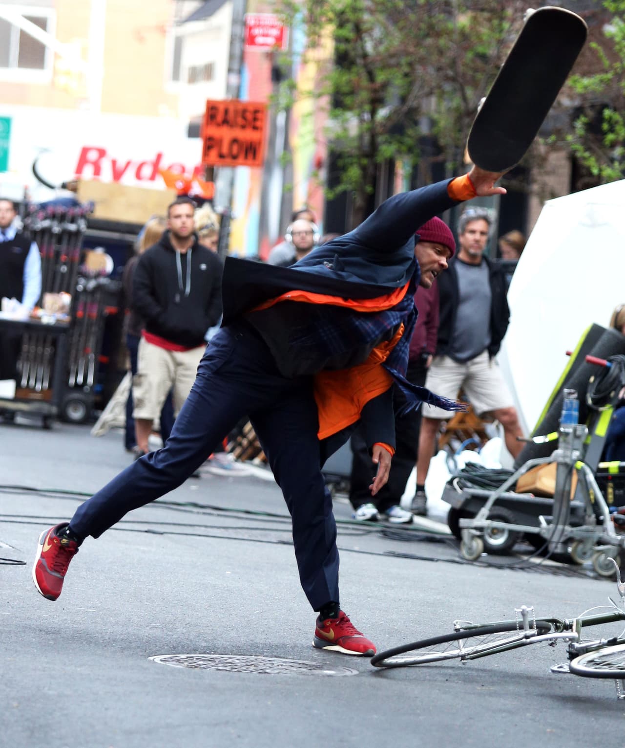 Will tuvo que grabar una escena en la que pierde el control y lanza una patineta por los aires.