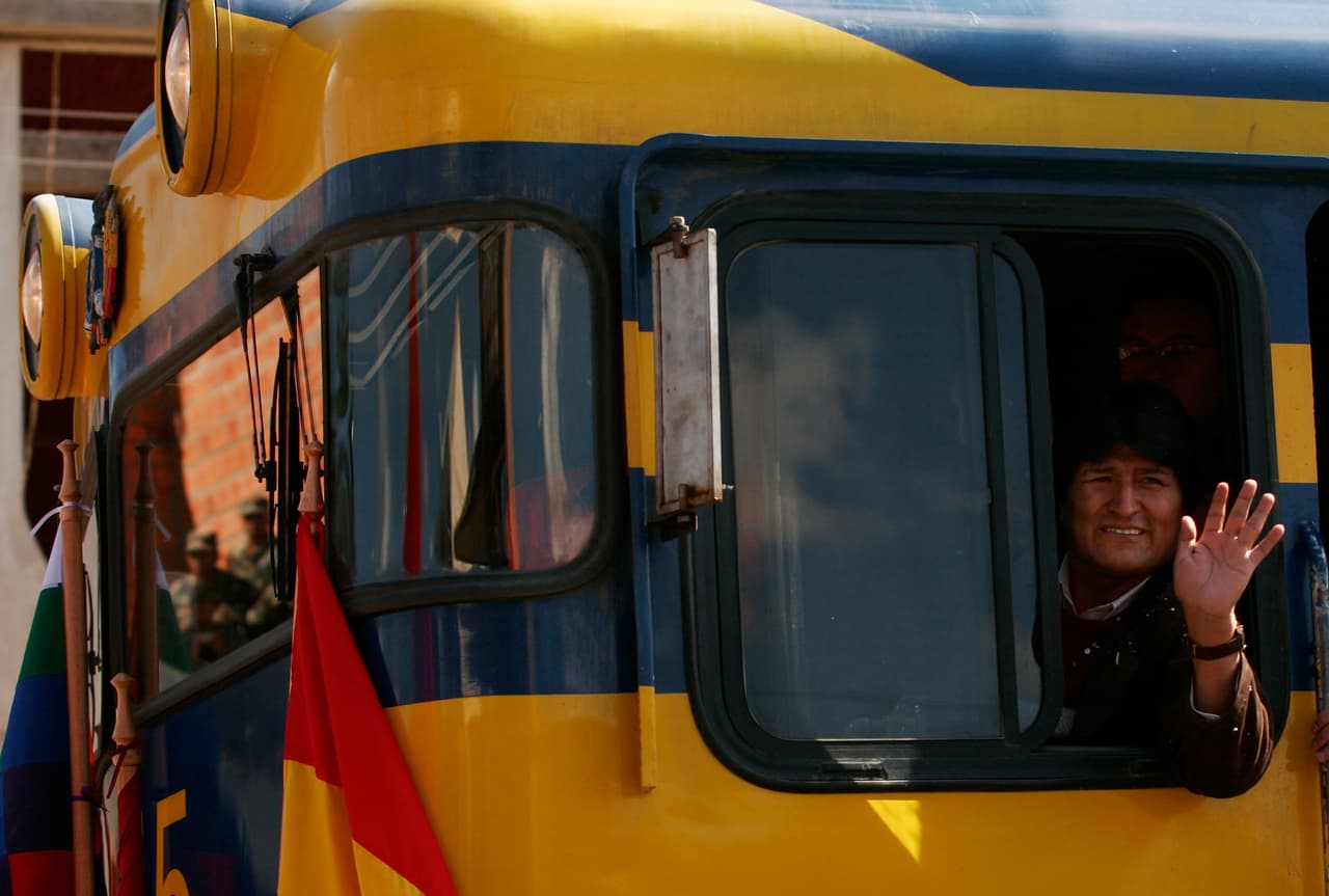 Los 7.3 millones de electores decidirán entre
<a href="https://www.univision.com/noticias/america-latina/evo-morales-hasta-2025-los-hitos-del-presidente-de-bolivia-para-aferrarse-al-poder"> <b>ampliar el gobierno del mandatario indígena hasta los 19 años consecutivos</b></a> o finalizarlo después a los 13 años y tres victorias consecutivas. En la fotografía, Morales en un evento de clausura de campaña en El Alto, al oeste de La Paz, el 13 de octubre de 2019.