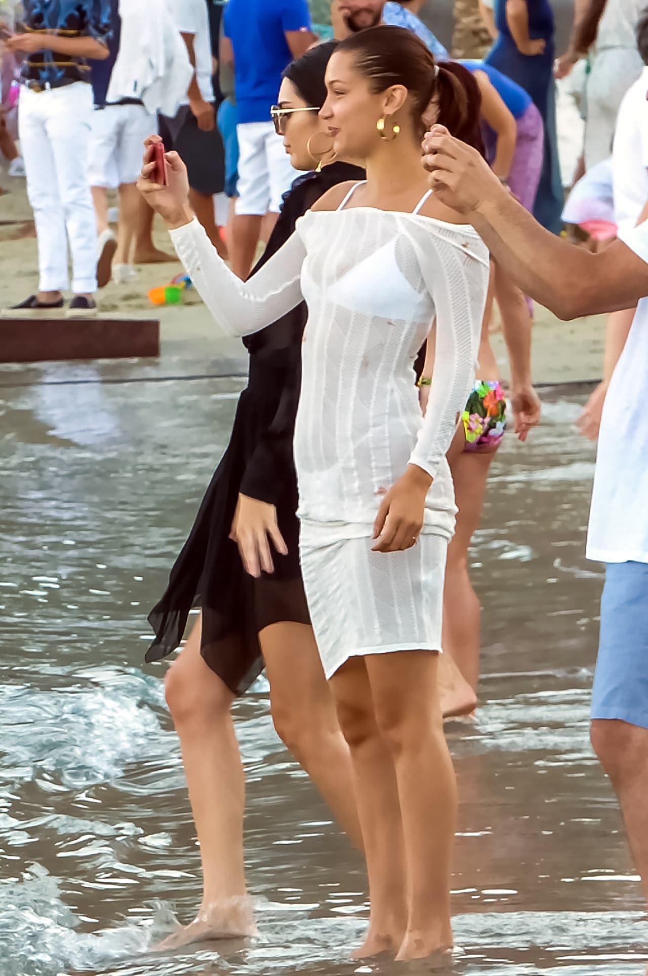 El clima en Mykonos, Grecia, está este verano por encima de los 80 grados farenheit. Sin embargo, Kendall Jenner se metió al mar con un vestido negro, largo y con los brazos cubiertos junto a su amiga su Bella Hadid.