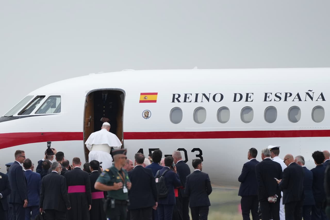 El accidentado regreso del Papa a Roma: una falla en su avión lo hace regresar en un avión militar 