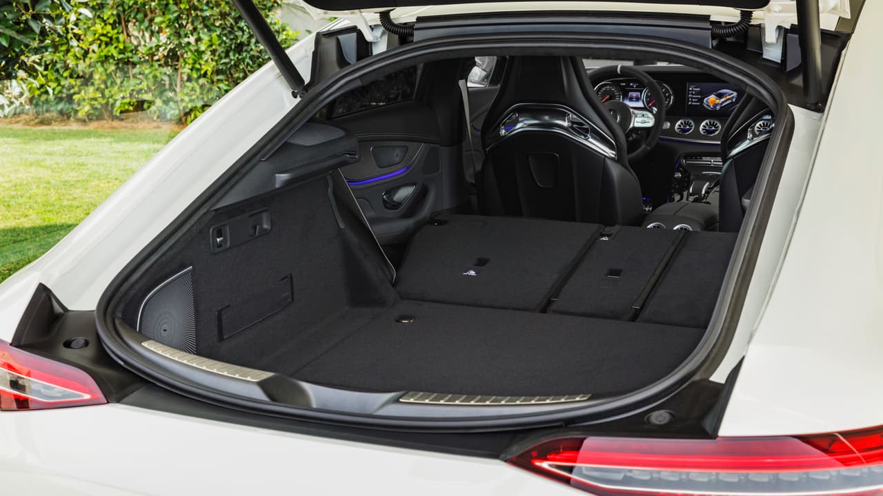 La otras gran diferencia del Mercedes-AMG GT Coupé 4 puertas 2019 con el Mercedes-Benz CLS, y con cualquier otro Mercedes-Benz de cuatro puertas disponible en Estados Unidos, es que el nuevo modelo es un hatchback con asientos traseros abatibles, lo cual acentúa su versatilidad como auto familiar.