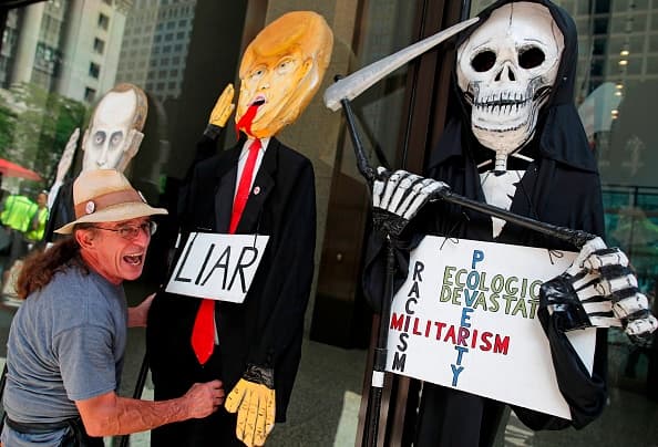 Un manifestante se preparaba para una manifestación contra las políticas migratorias del presidente Trump en Chicago. A la imagen del presidente le guindó un letrero que decía "Mentiroso" (Jim Young AFP/ Getty).