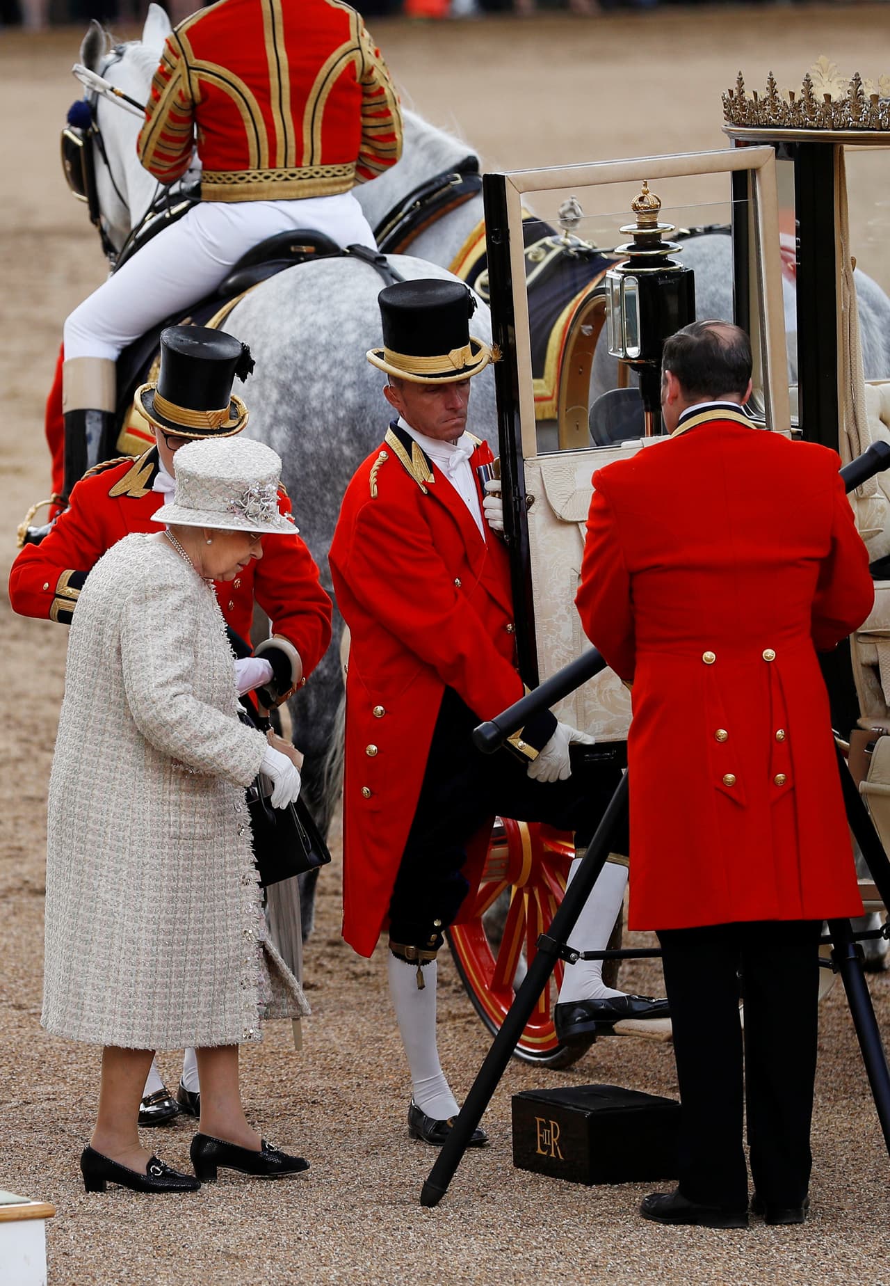 La reina Isabel II abandona la ceremonia en honor a su cumpleaños. El evento ocurre una semana después de la visita de Estado del presidente estadounidense, Donald Trump, en el que se incluyó encuentros con la reina que es la jefa del Estado británico.
