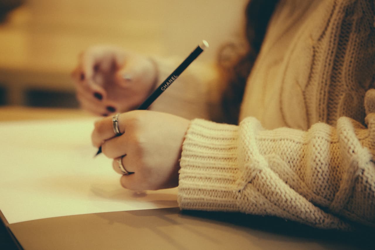 Son muchas las cosas que deberás hacer a partir de este ciclo de Mercurio directo en Capricornio que está comenzando y por ese motivo no debes dejar nada pendiente, y mucho menos “en la memoria”. Anótalo todo, fechas importantes, compromisos, reuniones, pagos de cuentas atrasadas, citas de contenido sentimental, pues si no lo haces podrías olvidarlo y luego lamentarte por una oportunidad perdida- Recuerda ¡anótalo todo!