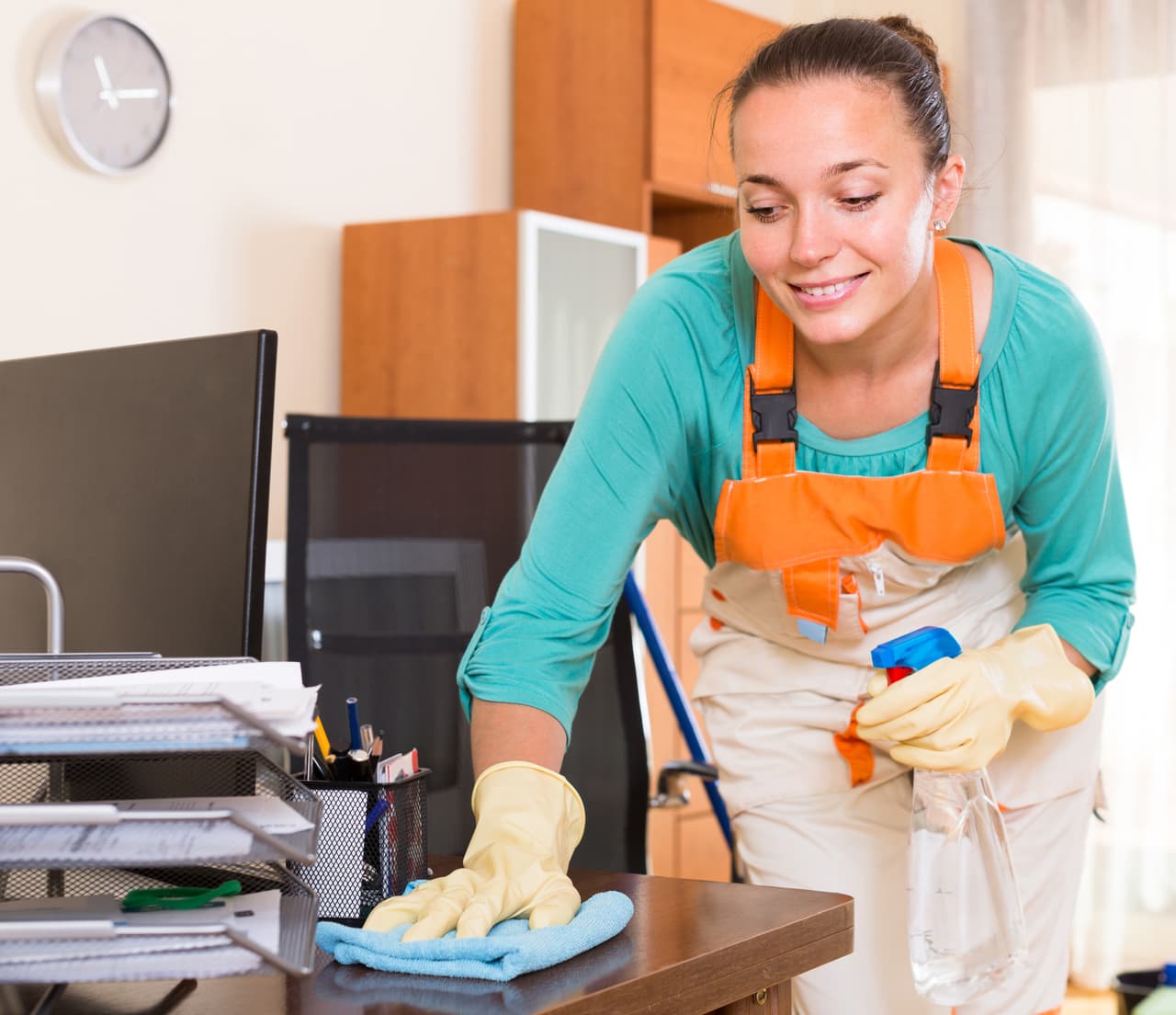 Este es el mejor momento para revisar tus armarios, regalar lo que no usas y te está ocupando espacio porque solamente así podrá entrar lo nuevo, eliminar papeles y documentos viejos, limpiar la memoria de tu computadora, dejarlo todo impecable puesto que en la medida que tengas menos cosas superfluas de qué ocuparte podrás encauzar mejor tu energía para lograr lo que anhelas realizar y que podrás lograrlo con creces en este período astral.