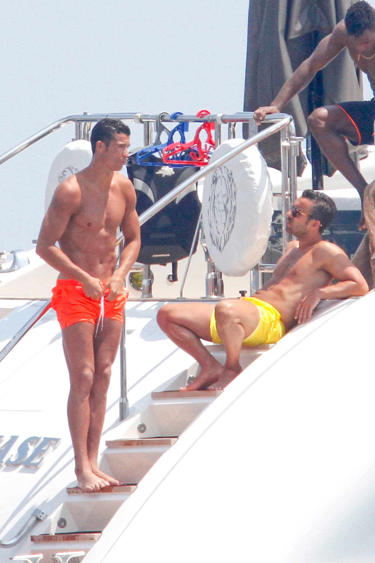 En compañía de sus amigos se la ha pasado de maravilla.