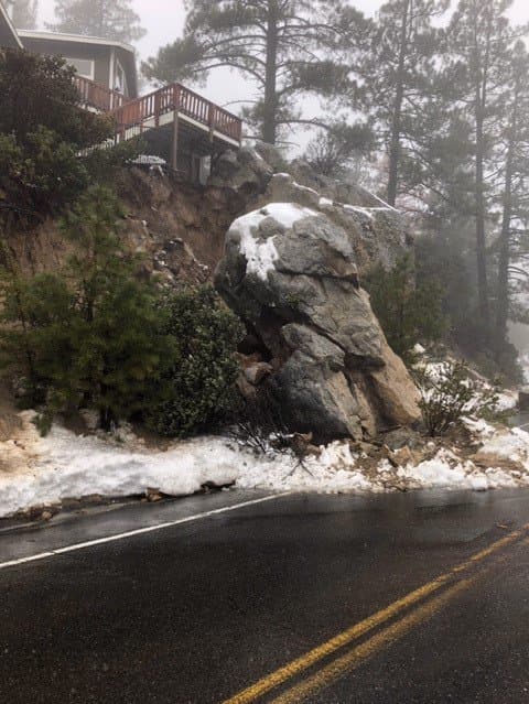 Muchas viviendas en las vías montañosas, también se vieron afectadas por desprendimientos de la montaña que dejaron sin soportes a las estructuras.