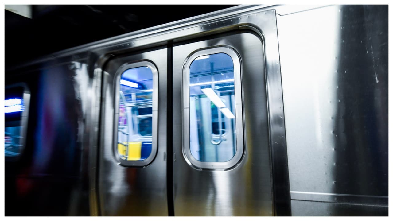 Estas puertas abren hasta 
<b>58 pulgadas de ancho,</b> es decir, ocho pulgadas más que las puertas estándar en los vagones existentes.