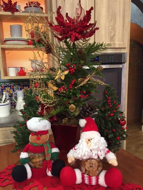 La figura del osito y Santa Claus. llenos de galletas de chispas de chocolate, son una gran tentación