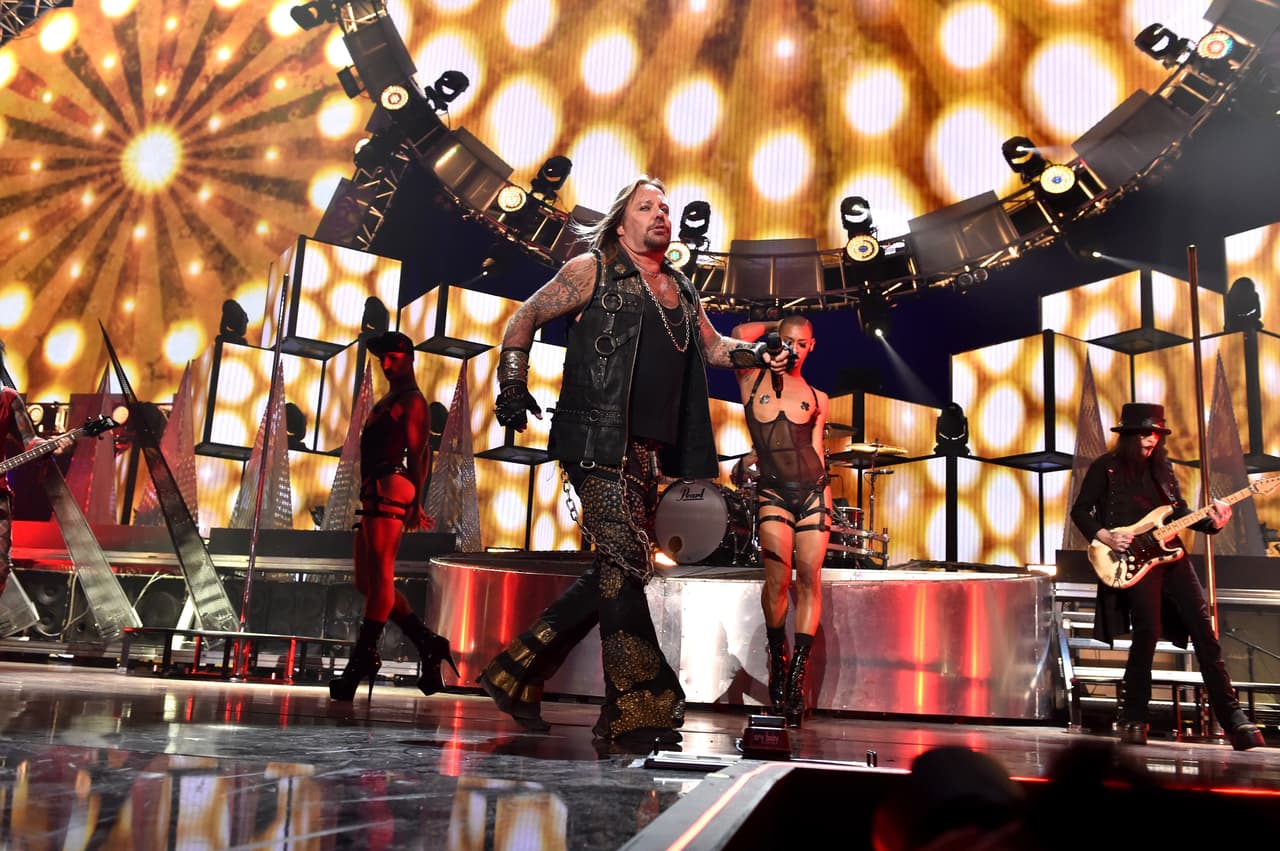 Resulta que una mujer se acercó para pedir una rúbrica del actor, cuando el roquero reaccionó de manera violenta, la tomó de cabello y la tiró al piso.