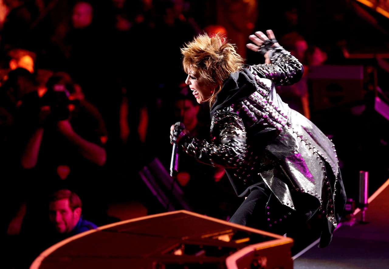 De hecho terminó antes de tiempo con su presentación.