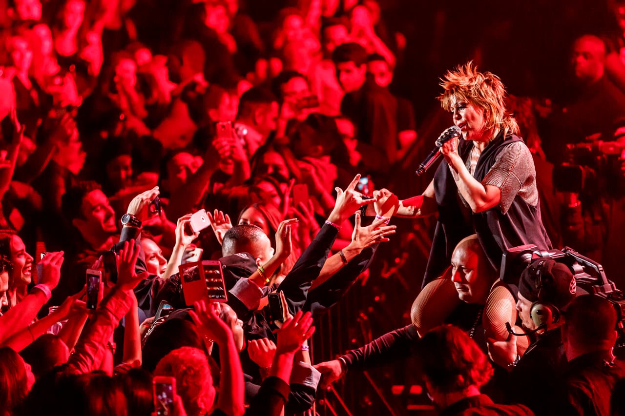 En aquel show, una fanática se subió al escenario e intentó besar a la cantante, pero de paso le tocó una 'boob', a lo que La Guzmán reaccionó con una notable molestia el resto del show.
